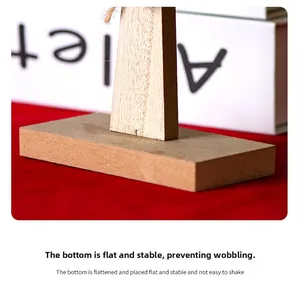 Dettaglio di una base in legno piatta per un supporto stabile di un decoro di renna in legno