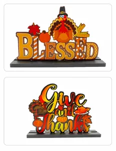 Détail macro de plaques en bois pour Thanksgiving avec motifs de citrouille et d'automne