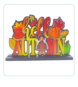 Détail de décoration de table hello AUTUMN avec dinde et citrouille d'automne