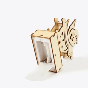Détail du compartiment à piles avec ressorts dans un ange de Noël en bois à éclairage LED