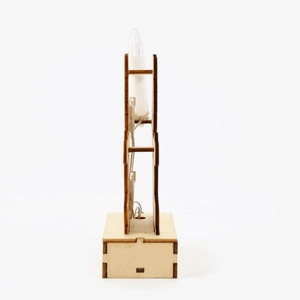 Vue latérale du bougeoir ange en bois montrant le câblage LED et la base de la batterie