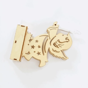 Détail de la lampe LED ange en bois avec motifs d'étoiles et socle rectangulaire