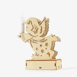 Détail du bougeoir ange LED en bois avec découpes d'étoiles et lumière chaude