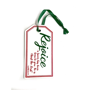 Placa navideña de madera con cinta verde, texto Rejoice y versículos bíblicos rojos
