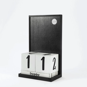 Moderner minimalistischer Holzkalender in Schwarz und Weiß mit Datumsblöcken für den Schreibtisch