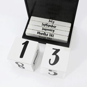 Minimalistischer ewiger Holzkalender mit schwarz-weißen Blöcken für Heimdekoration