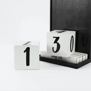 Moderner minimalistischer schwarz-weißer Holzkalender mit Countdown-Anzeige