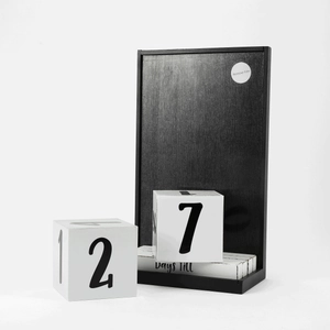 Moderner minimalistischer Holz-Countdown-Kalender in Schwarz-Weiß mit Datumsblöcken