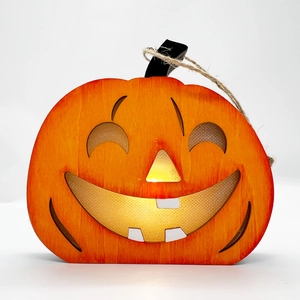 Nahaufnahme der Halloween-Kürbisdeko aus Holz mit warmem LED-Licht und Juteseil-Hänger