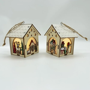 Détails de maisons de Noël en bois à LED avec toits enneigés et gravures de rennes
