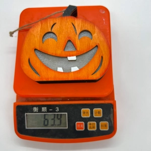 Nahaufnahme eines leichten hohlen Holzkürbis-Ornaments mit Gewichtsanzeige von 63,9 g