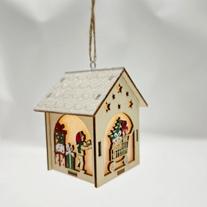 Détail d'une cabane de Noël en bois avec éclairage LED et scène de fête peinte