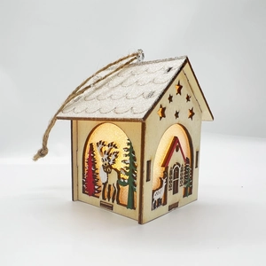 Détail d'une maison de Noël LED en bois avec silhouette d'élan et toit pailleté enneigé