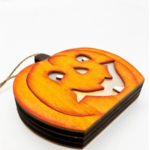 Detail eines mehrschichtigen Halloween Kürbis aus Holz mit geschnitztem Gesicht
