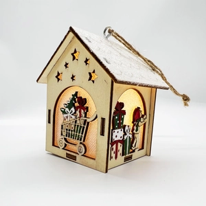 Détail d'une maison de Noël en bois avec lumière LED chaude et une découpe en étoile