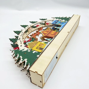 Détail du pont de Noël LED en bois avec motifs de forêt et de rennes découpés au laser