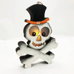 Detail von Holz-Skelett LED-Dekoration mit schwarzem Hut und warmem Licht für Halloween