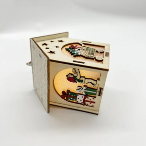 Détail d'une maison de Noël en bois découpée au laser avec LED chaude et motif Père Noël