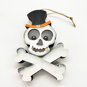 Detail von laserkantigen hölzernen Halloween Skelett-Anhängern mit Hut und Seil