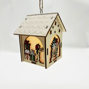 Détail de cabane de Noël en bois lumineuse avec LED et toit à effet de neige