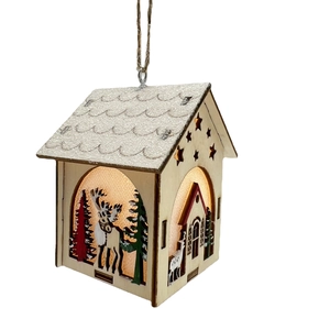 Chalet de Noël lumineux en bois avec décor de renne et éclairage LED chaleureux