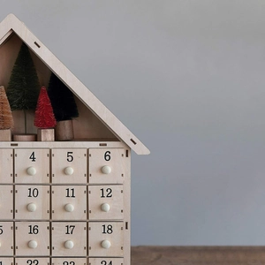 Houten adventskalender met 24 lades en decoratieve bomen in Scandinavische stijl