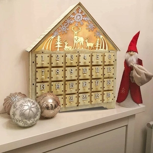 Calendrier de l'Avent en bois en forme de maison avec 24 tiroirs et lumières LED