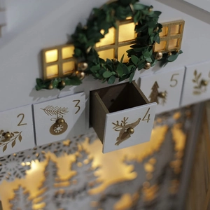 Weißer hölzerner Adventskalender mit LED-Licht und nummerierten Weihnachtsschubladen