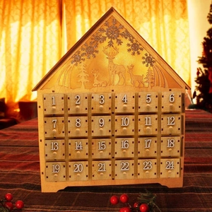 Vue détaillée du calendrier de l'Avent en bois avec 24 tiroirs et motifs de rennes gravés