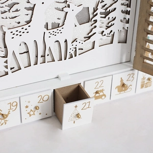 Weißer Adventskalender aus Holz mit Rentier-Silhouette und LED-beleuchteten Schubladen