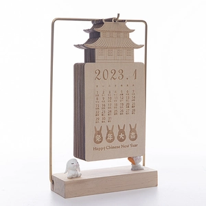 Makro-Detail des hölzernen 3D-Palastkalenders mit Goldrahmen und Hasen-Figuren