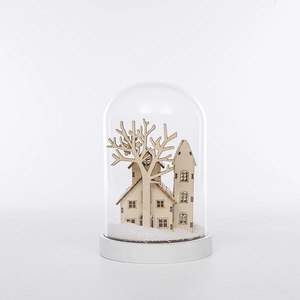 Vue détaillée de la maison en bois découpée au laser et forêt enneigée sous dôme en verre