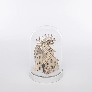 Détail macro d'une scène de village de Noël en bois sous un dôme en verre décoratif