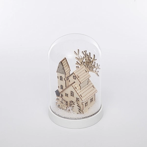 Vue détaillée d'un paysage de Noël miniature en bois avec renne sous un dôme en verre