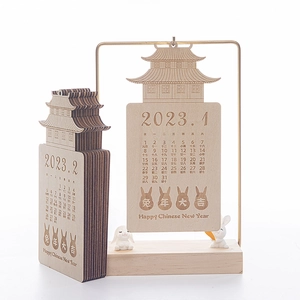Chinesischer Ewiger Holzkalender mit Architekturmotiv und kleiner Hasenfigur für den Tisch