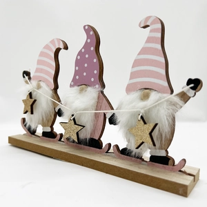 Trois gnomes de Noël en bois sur des skis avec étoiles dorées sur un fond blanc épuré