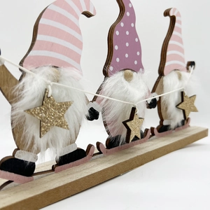 Trois gnomes de Noël nordiques en bois sur socle avec décor d'étoiles dorées