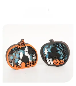 Détails de sculptures en bois d'Halloween en forme de citrouille avec scènes de maison