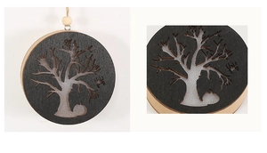 Dettaglio del ciondolo in legno di Halloween tagliato al laser con alberi e zucche