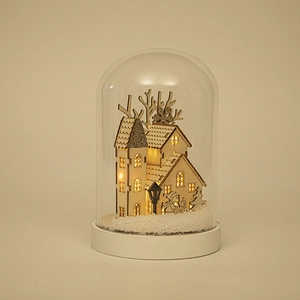 Maison de Noël en bois avec lumière LED chaude dans un dôme en verre sur socle enneigé