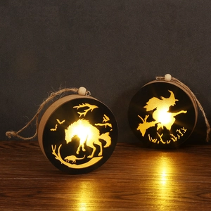 Pendente in Legno LED per Halloween Intagliato a Mano con Motivi di Strega Lupo Albero per Decorazione di Feste e Casa