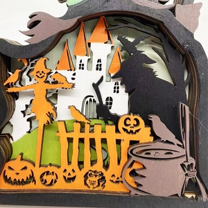 Detalle macro de la decoración de madera multicapa de Halloween con castillo blanco y calabazas