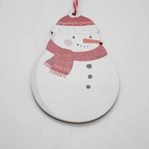 Détail d'un bonhomme de neige de Noël en bois avec chapeau rouge et écharpe rayée suspendu