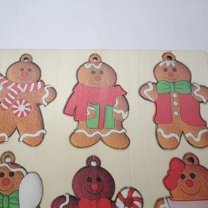 Lot de décorations de Noël en bois découpé au laser représentant des bonhommes de pain d'épice