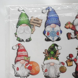 Détail d'autocollants de gnomes de Noël aux motifs festifs sous emballage transparent
