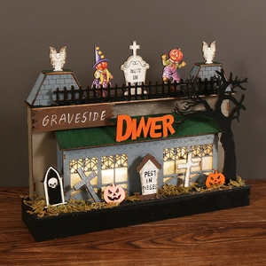 Halloween Graveside Diner Holzornament mit LED-Licht, Kürbissen und Grabsteinen