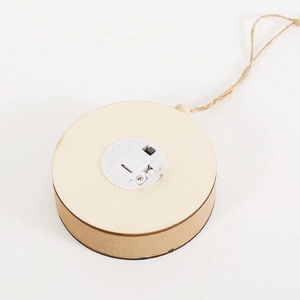 Pendaglio in legno per Halloween con vano batterie e corda di iuta su sfondo bianco