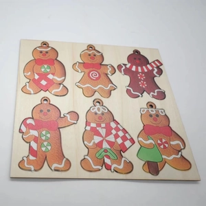 Détail de six ornements en bois en forme de bonhomme de pain d'épices pour le sapin