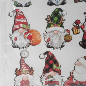 Détail de divers ornements gnomes de Noël avec chapeaux festifs à rayures et à carreaux