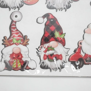 Détails de trois nains de Noël festifs avec bonnets de renne et sucres d'orge de fête